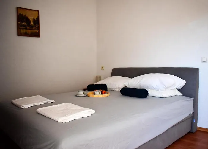 Vujica, Okrug Gornji Lägenhet