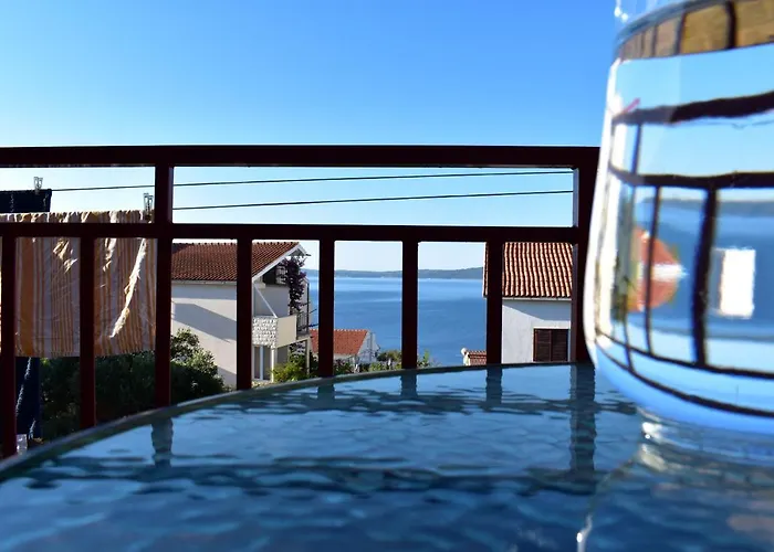 Vujica, Okrug Gornji Trogir